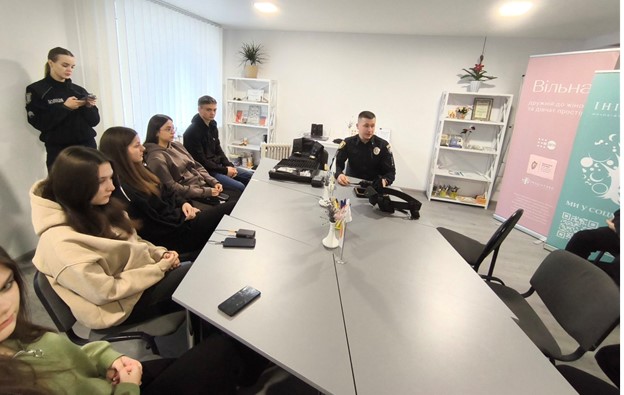 4_Ознайомлення із спеціальним обладнанням, яке використовують поліцейські.